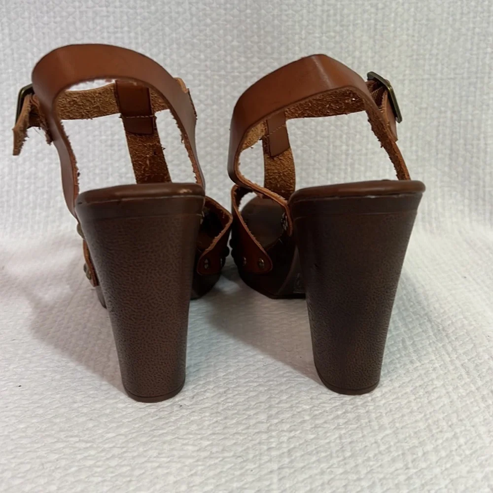 Sugar Quele Brown Vegan Leather Brass Studded Block Faux Wood Heeled Sandals 6.5